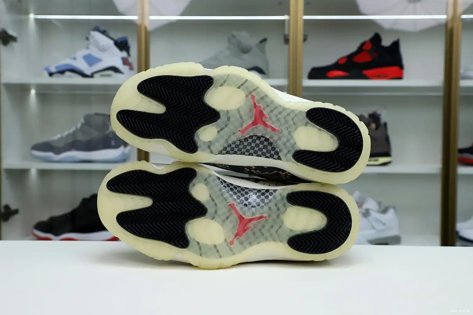 Kimikick BONE AIR SNAKESKIN LIGHT LOW 11 JORDAN 0419